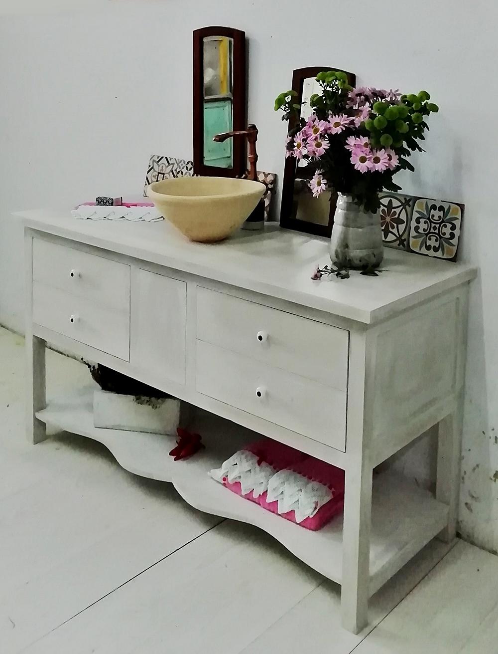 Gran mueble de baño con dos cajones y balda en blanco decapado
